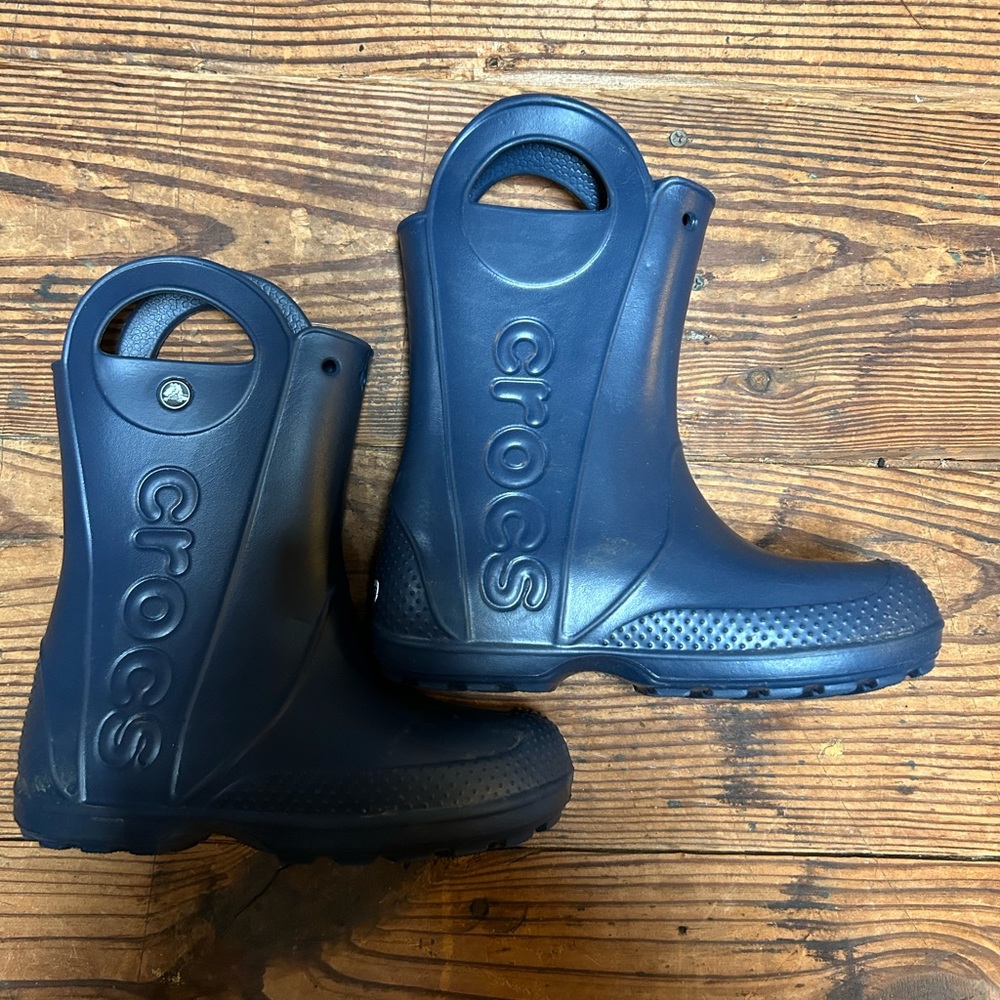 Navy blue Crocs rain boots size J2. Good condition.